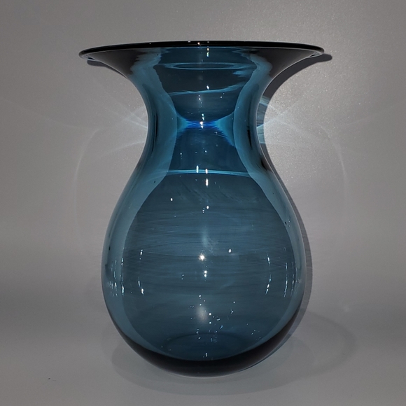 the "Shape" Vase designed by Peter Svarrer for Holmegaard in Water Blue - Picture 9 of 10
